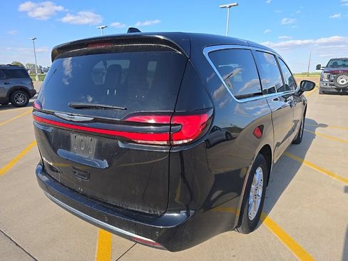Used 2025 Chrysler Pacifica Select FWD image 5