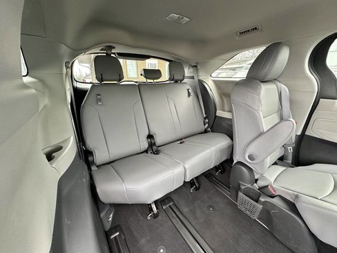 Used 2022 Toyota Sienna XLE image 14
