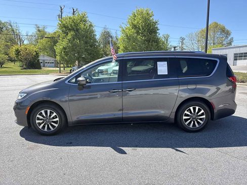 Used 2021 Chrysler Pacifica Touring-L FWD image 9