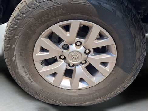 Used 2018 Toyota Tacoma SR5 RWD image 16