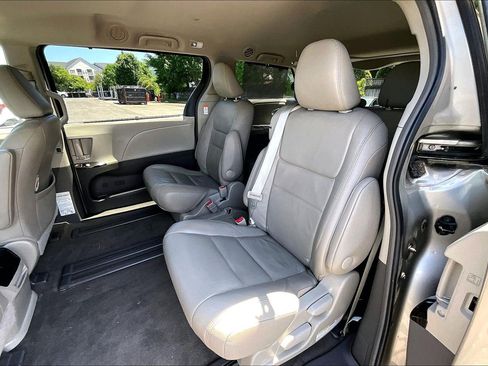 Used 2017 Toyota Sienna XLE FWD image 25