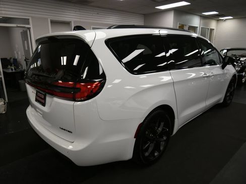 Used 2025 Chrysler Pacifica Limited FWD image 7