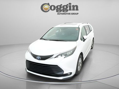 Certified 2025 Toyota Sienna XLE FWD image 32