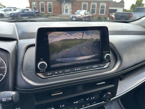 Used 2025 Nissan Rogue SV image 17