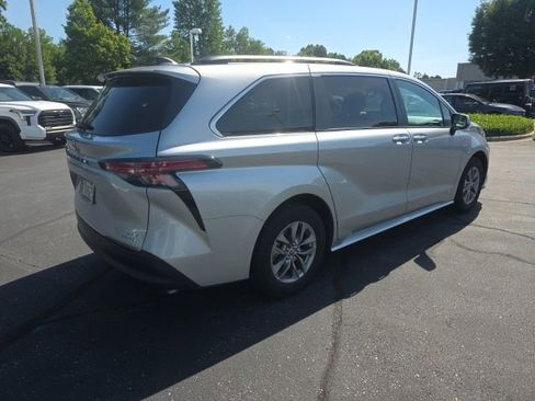 Used 2021 Toyota Sienna XLE FWD image 8