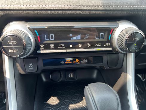 Used 2025 Toyota RAV4 XLE AWD/4WD image 22