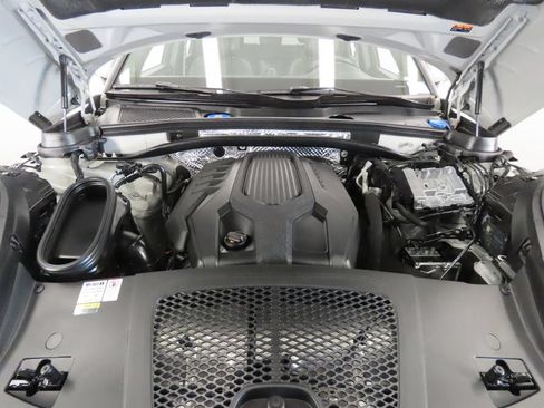 Certified 2022 Porsche Macan AWD/4WD image 48