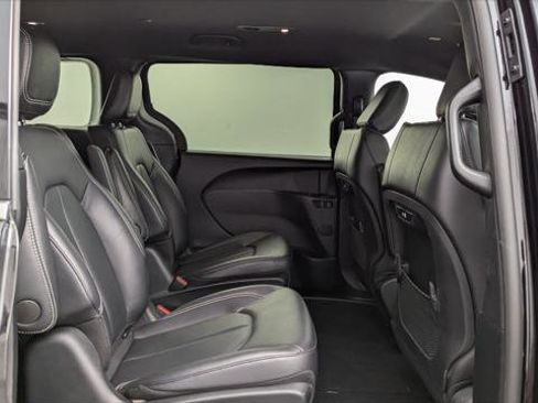Used 2025 Chrysler Pacifica Select image 19