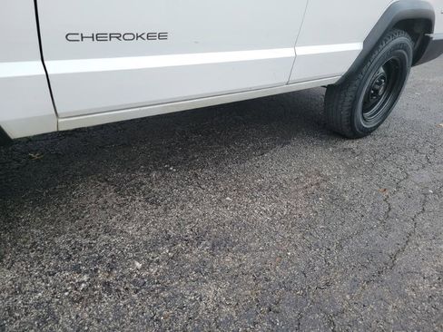 Used 1998 Jeep Cherokee SE image 25