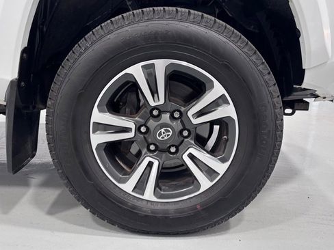 Used 2019 Toyota Tacoma TRD Sport AWD/4WD image 32