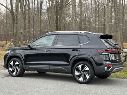 Used 2025 Volkswagen Taos SE w/ Panoramic Sunroof Package image 10