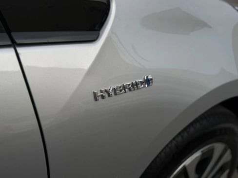 Used 2020 Toyota Prius XLE w/ Preferred Accessory Package image 41