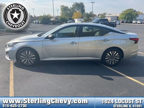 Used 2024 Nissan Altima 2.5 SV image 2