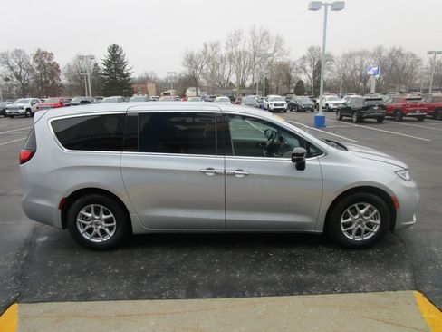 Used 2024 Chrysler Pacifica Touring-L image 6