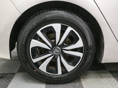 Used 2017 Toyota Prius Prime Premium image 16