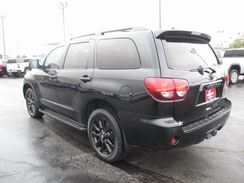 Used 2022 Toyota Sequoia SR5 w/ Premium Package image 8