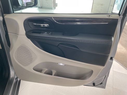 Used 2014 Chrysler Town & Country Touring image 30