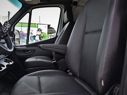 Used 2025 Mercedes-Benz Sprinter 2500 image 12