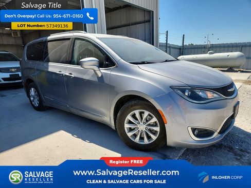 Used 2017 Chrysler Pacifica Touring-L FWD image 5