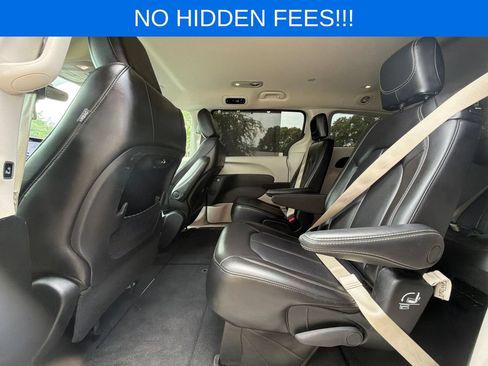 Used 2023 Chrysler Pacifica Touring-L FWD image 38