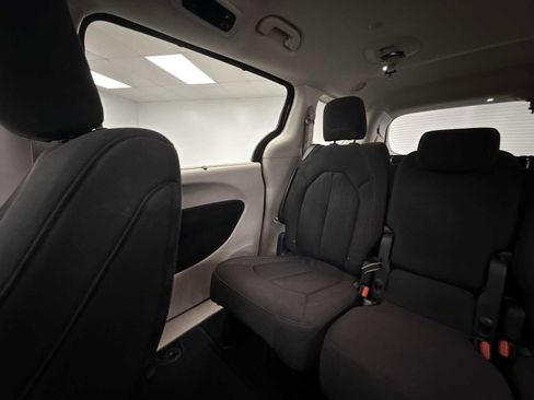 Used 2019 Chrysler Pacifica Touring Plus FWD image 12