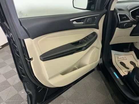 Used 2019 Ford Edge Titanium image 16