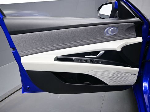 Certified 2025 Hyundai Elantra Limited FWD image 9
