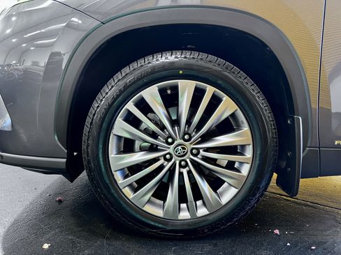 Used 2020 Toyota Highlander Limited Platinum image 32