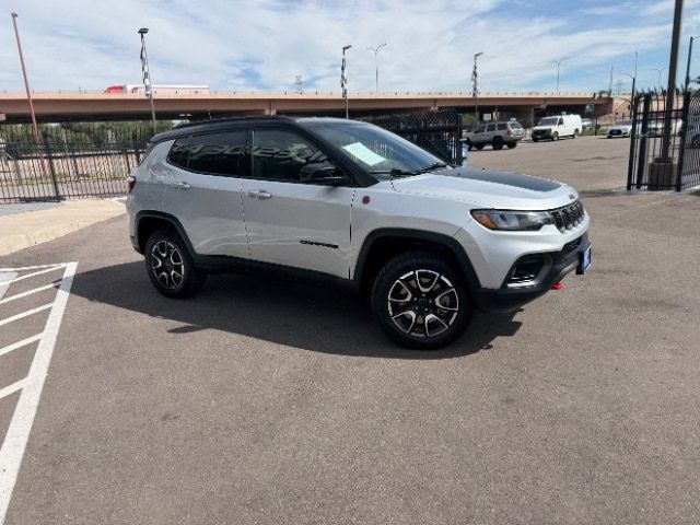 Used 2025 Jeep Compass Trailhawk AWD/4WD image 21