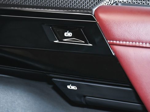 Used 2023 BMW i7 xDrive60 image 33