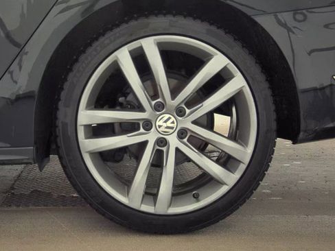 Used 2017 Volkswagen Passat 1.8T R-Line w/ R-Line Lighting Package image 10