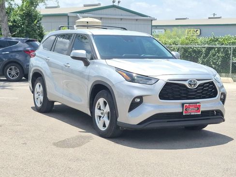 Used 2023 Toyota Highlander LE FWD image 7