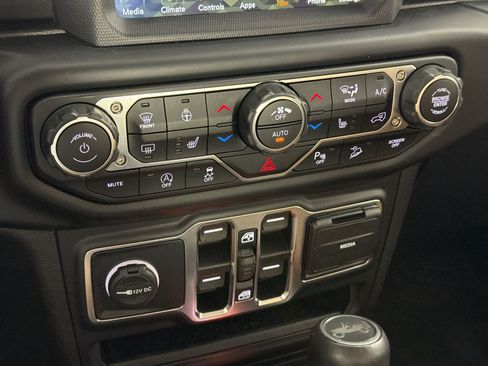 Used 2020 Jeep Wrangler Unlimited Sahara AWD/4WD image 18