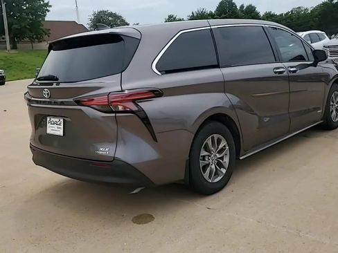 Used 2021 Toyota Sienna XLE AWD/4WD image 8