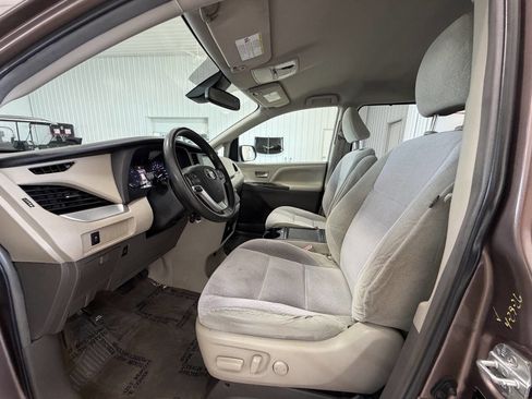 Used 2018 Toyota Sienna LE FWD image 9