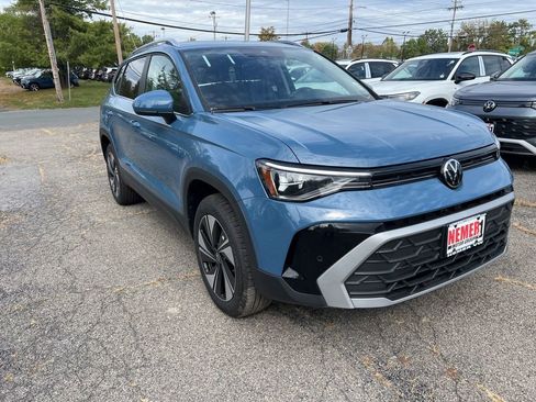 New 2025 Volkswagen Taos SE image 3