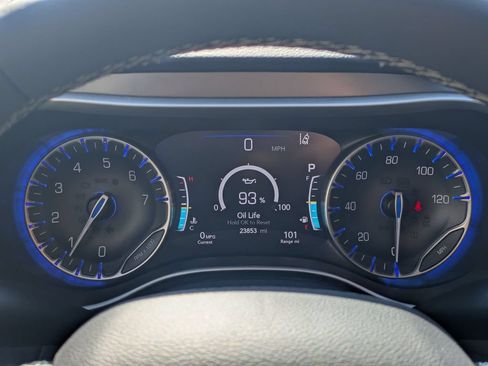 Used 2025 Chrysler Pacifica Select FWD image 16