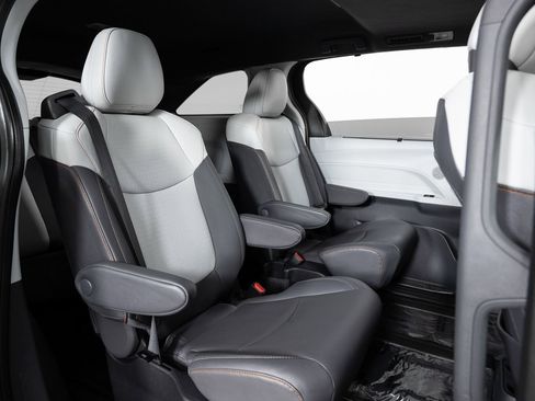 Used 2022 Toyota Sienna XSE w/ XSE Plus Package image 25