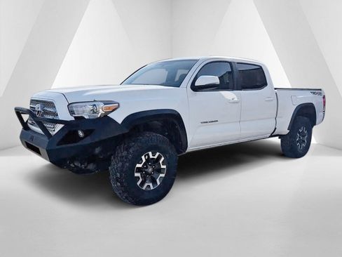 Used 2017 Toyota Tacoma TRD Off-Road w/ Tow Package image 3