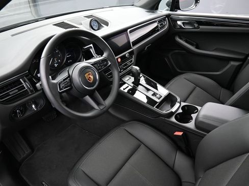 Certified 2025 Porsche Macan AWD/4WD image 4