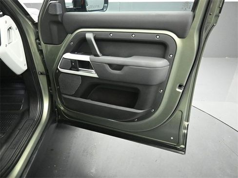 Used 2022 Land Rover Defender 110 SE image 33