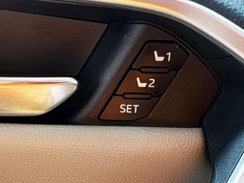 Used 2019 Toyota RAV4 Limited image 24