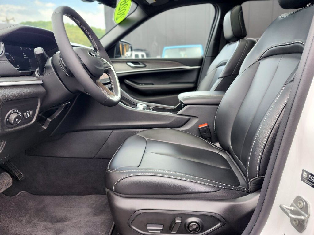 Used 2026 Jeep Grand Cherokee Limited AWD/4WD image 18