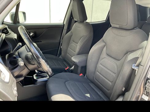 Used 2020 Jeep Renegade Latitude w/ Cold Weather Group AWD/4WD image 8