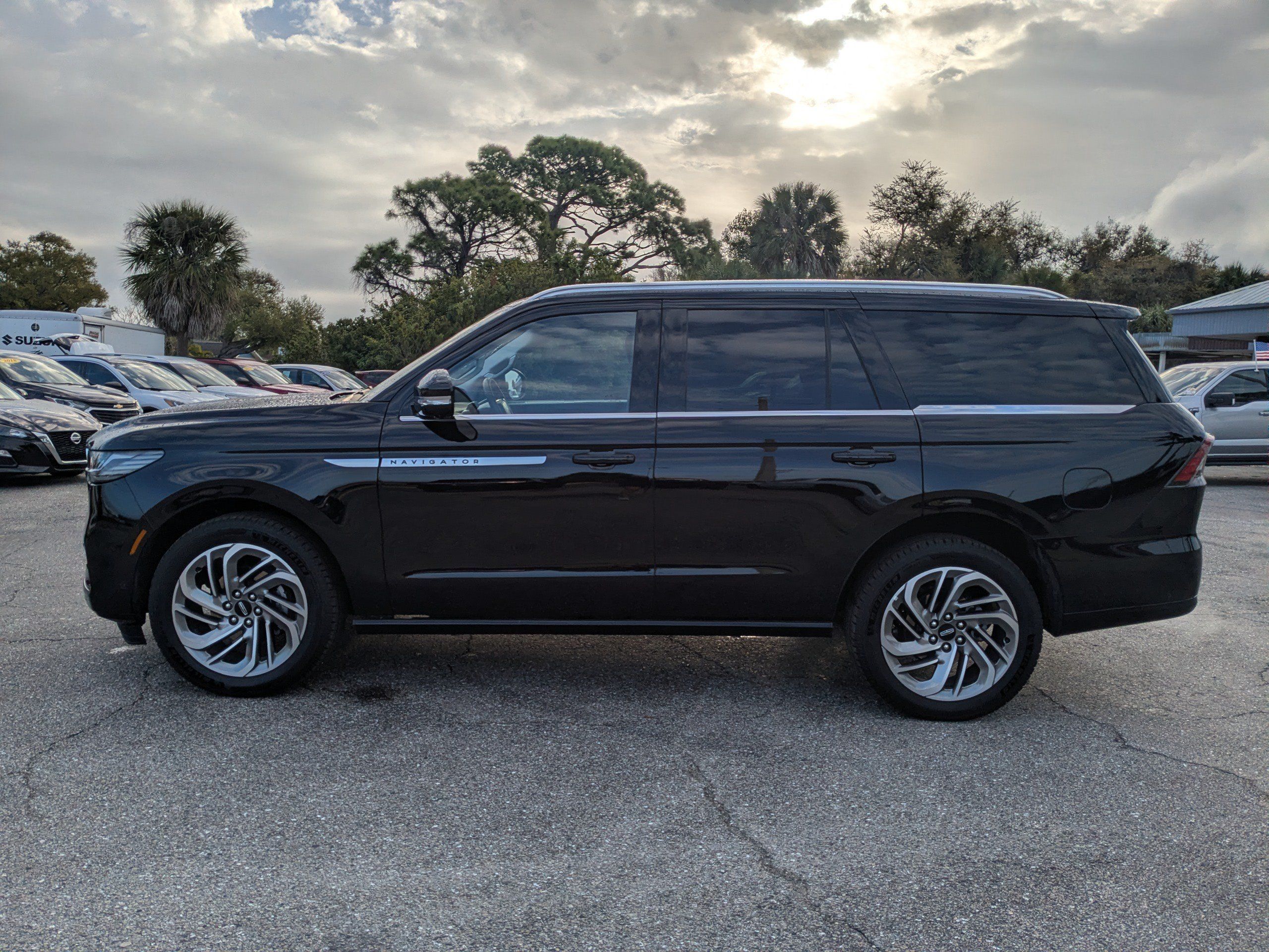 Used 2025 Lincoln Navigator Reserve AWD/4WD image 7