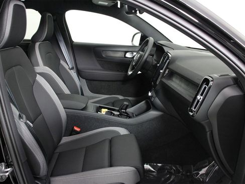 Certified 2023 Volvo C40 Recharge Core image 27