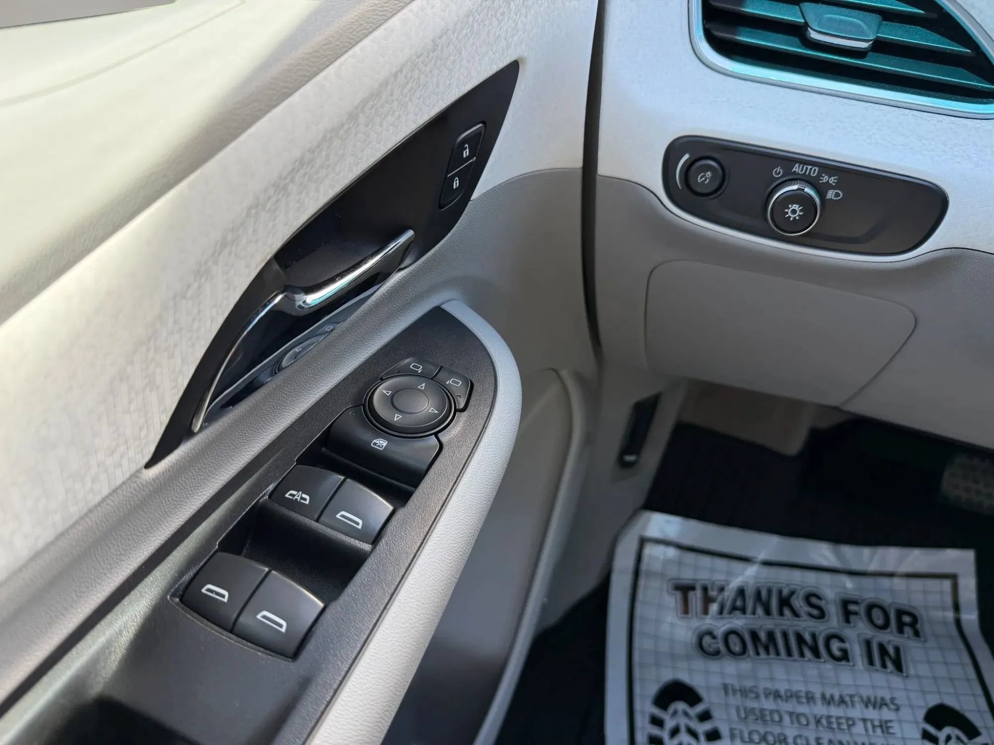 Used 2019 Chevrolet Bolt Premier w/ Infotainment Package FWD image 25
