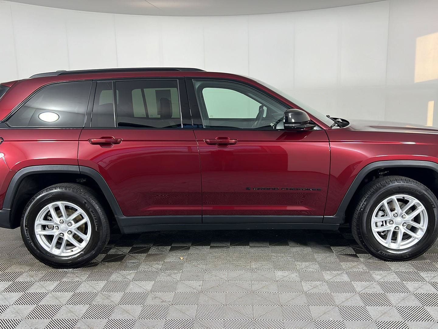 Used 2024 Jeep Grand Cherokee Altitude AWD/4WD image 41