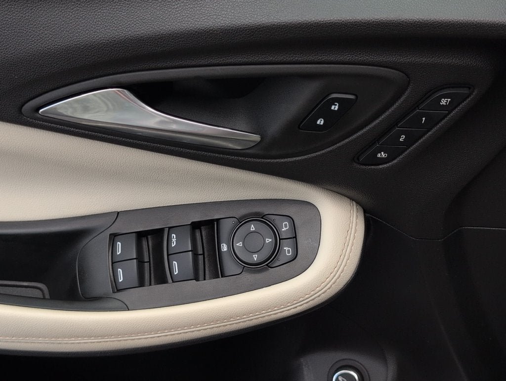 Used 2024 Buick Encore GX Avenir w/ Avenir Convenience Package FWD image 18
