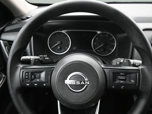 Used 2024 Nissan Rogue S FWD image 18